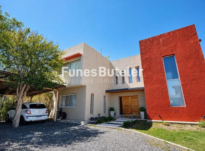 Casa · 230m² · 4 Ambientes · 2 Cocheras