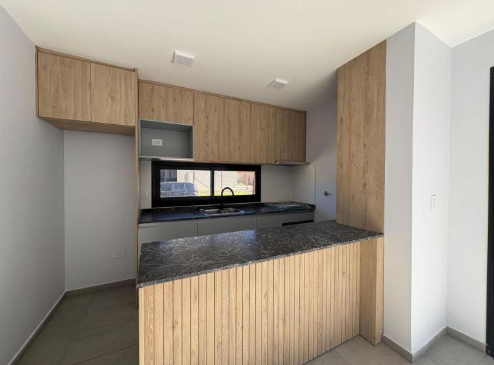 Casa · 140m² · 4 Ambientes · 2 Cocheras