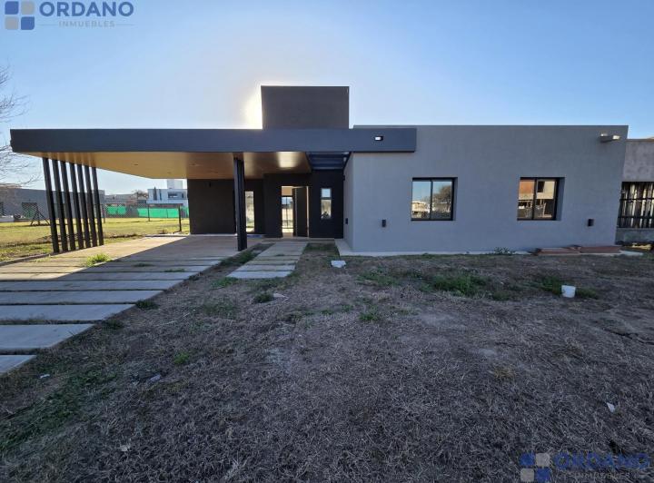 Casa · 194m² · 5 Ambientes · 2 Cocheras