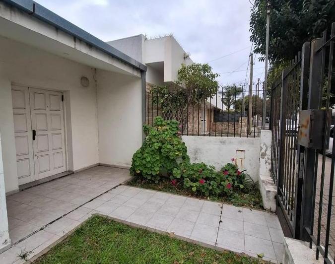 Casa · 220m² · 4 Ambientes · 3 Cocheras