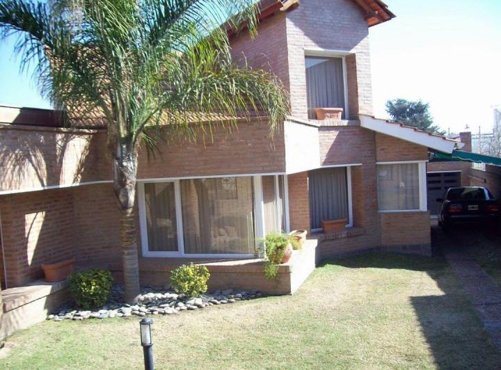 Casa · 210m² · 3 Dormitorios · 2 Cocheras
