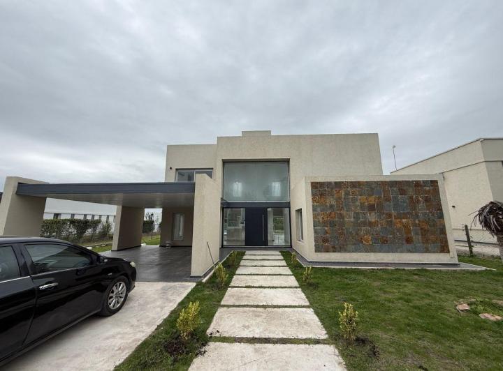 Casa · 350m² · 4 Ambientes · 2 Cocheras
