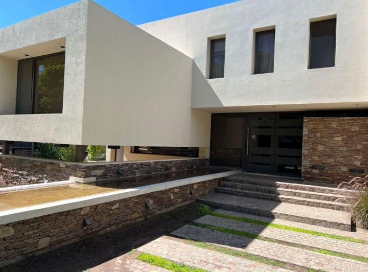 Casa · 460m² · 4 Ambientes · 4 Cocheras