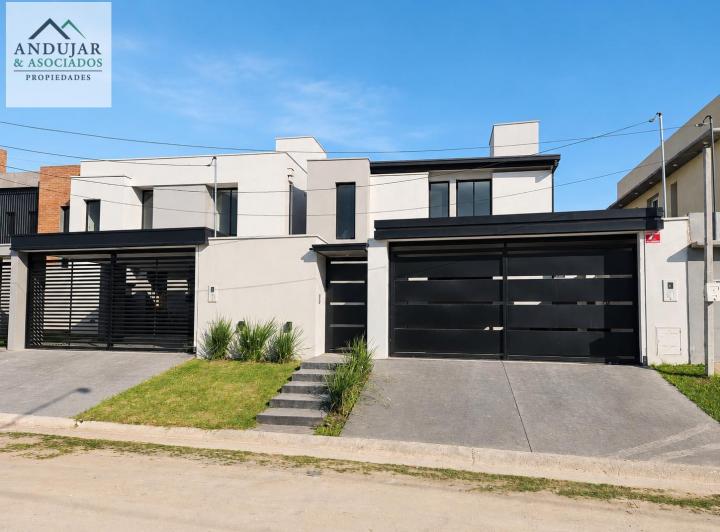 Casa · 300m² · 3 Dormitorios · 2 Cocheras