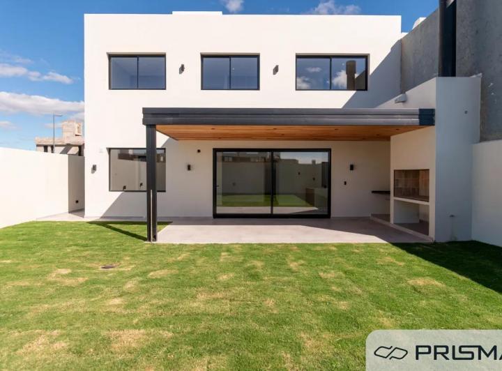 Casa · 238m² · 10 Ambientes · 2 Cocheras