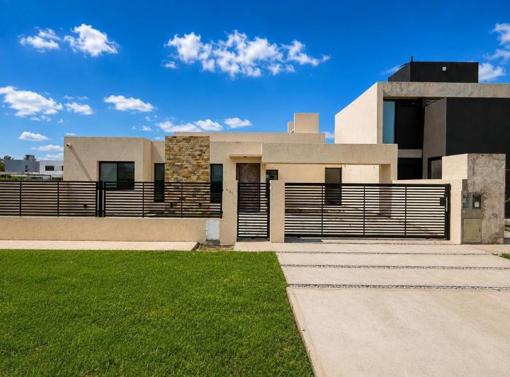 Casa · 135m² · 4 Ambientes · 2 Cocheras