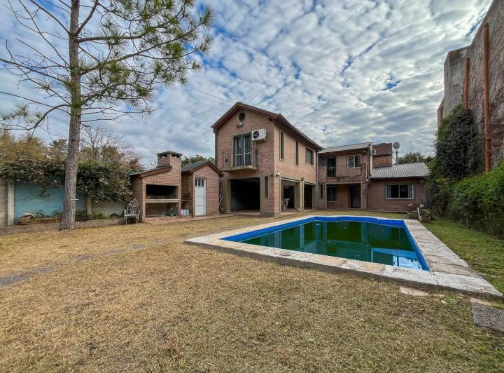 Casa · 138m² · 6 Ambientes · 2 Cocheras