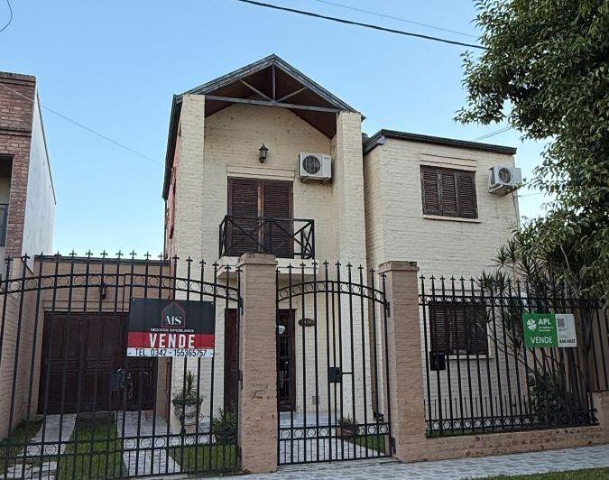Casa · 143m² · 4 Ambientes · 2 Cocheras