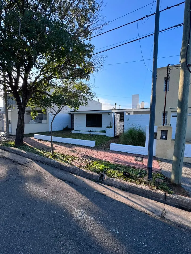 CASA VENTA BARRIO URCA  Reciclar 350 m2 Terreno 155 m2 Cubiertos