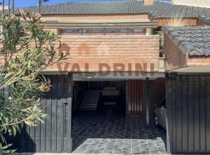 Casa · 430m² · 3 Dormitorios · 4 Cocheras