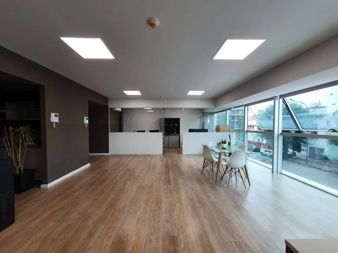 OFICINAS PREMIUM GNI CARDINALES COFICO , 70 MTS , 2 BAÑOS PRIVADOS,  AIRE ACONDICIONADO, VENTANALES, PISOS MADERA, LUMINARIAS, KITCHENETTE
