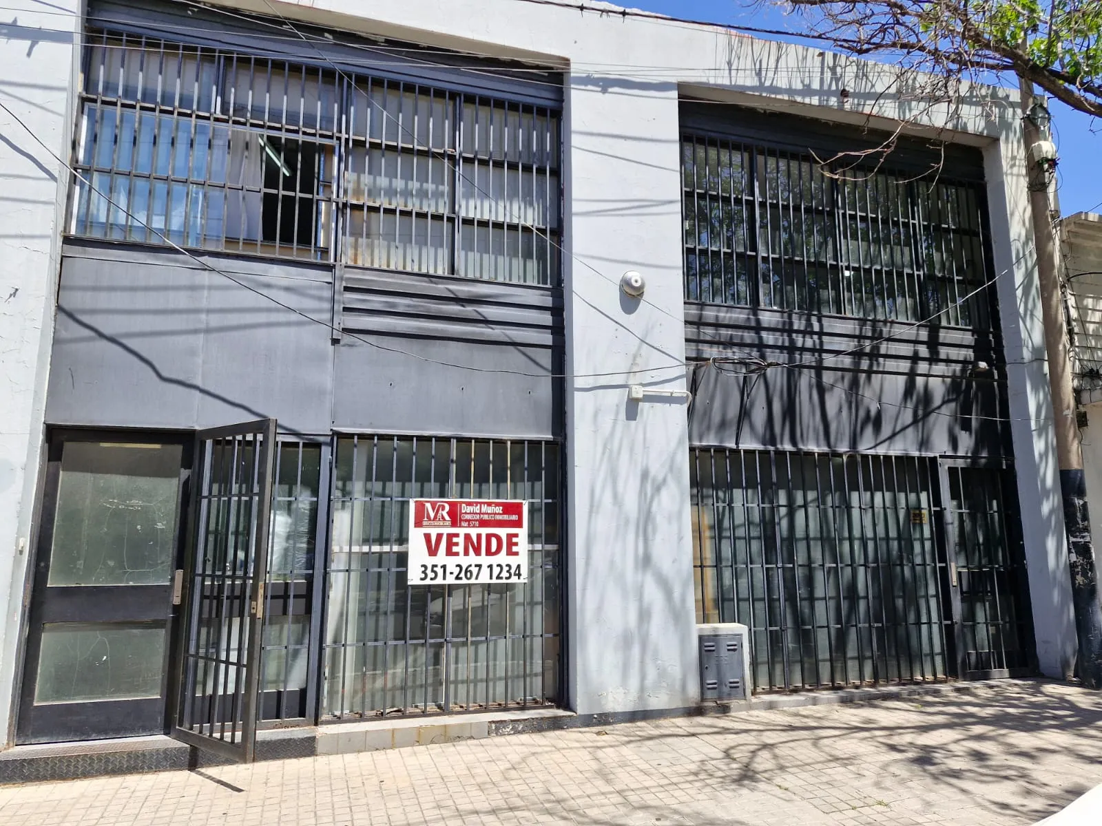 VENDO Gran Local Comercial con entrepiso (200 m2) + Galpón (120 m2)