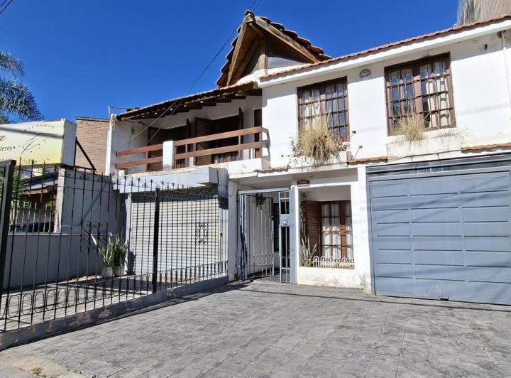 Casa · 242m² · 8 Ambientes · 1 Cochera