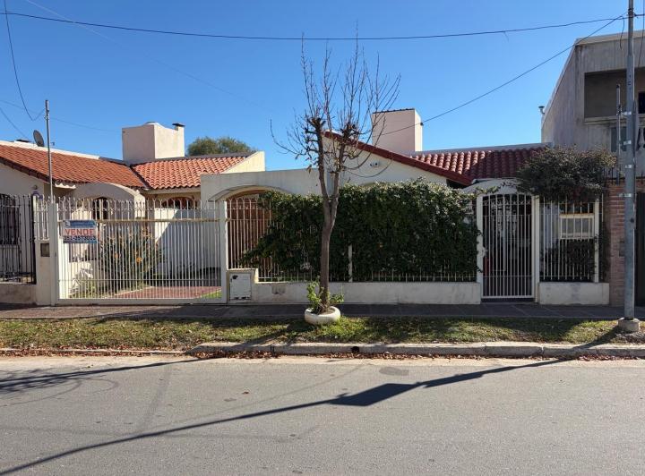 Casa · 127m² · 6 Ambientes · 2 Cocheras