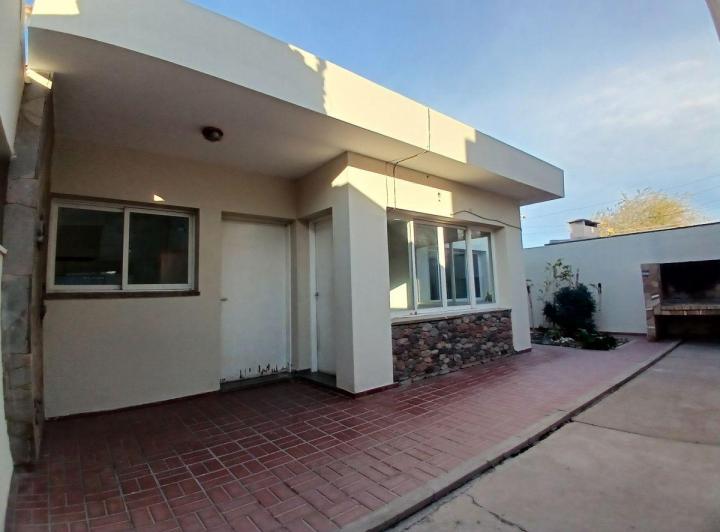 Casa · 80m² · 7 Ambientes · 1 Cochera