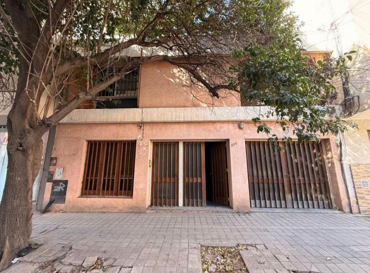 Casa · 220m² · 6 Ambientes · 1 Cochera
