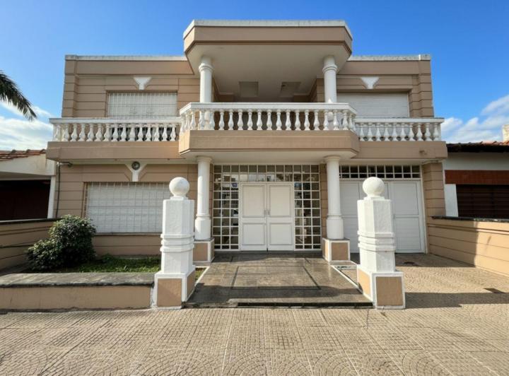 Casa · 306m² · 5 Ambientes · 2 Cocheras
