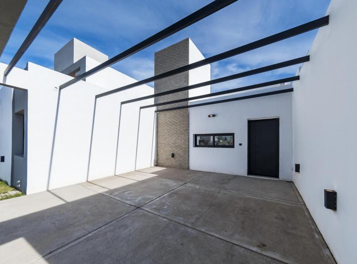 Casa · 100m² · 3 Ambientes · 2 Cocheras