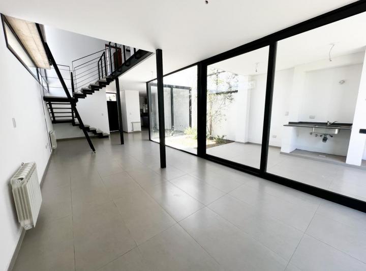 Casa · 180m² · 5 Ambientes · 2 Cocheras