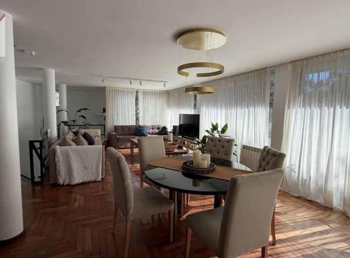 Casa · 300m² · 6 Ambientes · 2 Cocheras