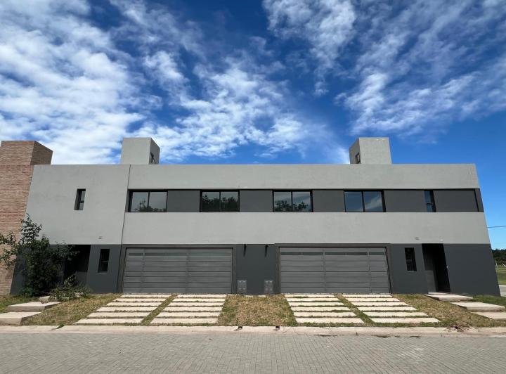 Casa · 140m² · 4 Ambientes · 2 Cocheras