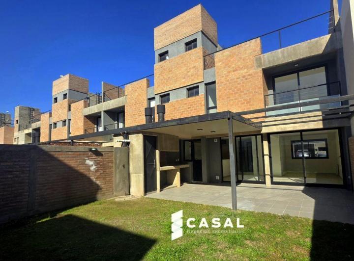 Casa · 165m² · 4 Ambientes · 2 Cocheras