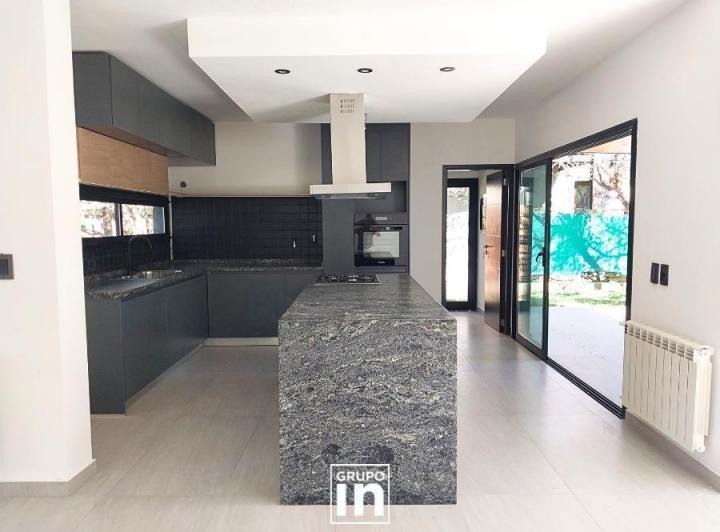 Casa · 197m² · 4 Ambientes · 2 Cocheras