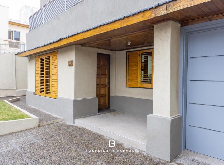 Casa · 213m² · 6 Ambientes · 2 Cocheras