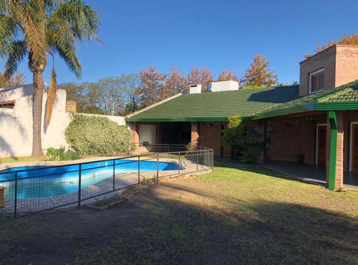 Casa · 427m² · 8 Dormitorios