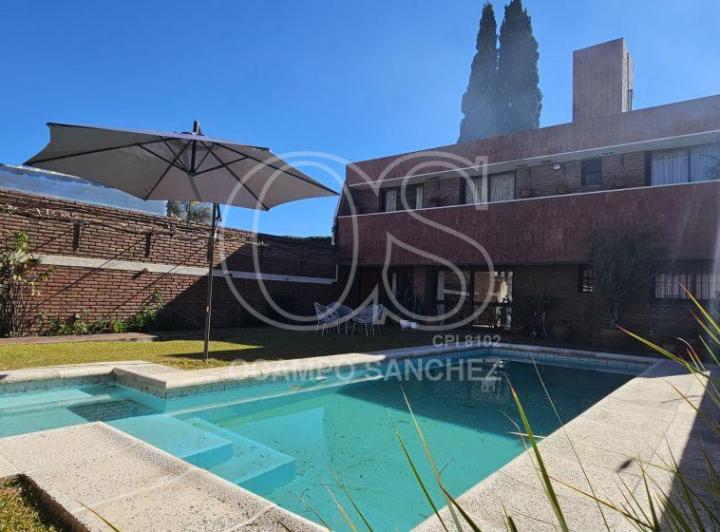 Casa · 340m² · 5 Ambientes · 2 Cocheras
