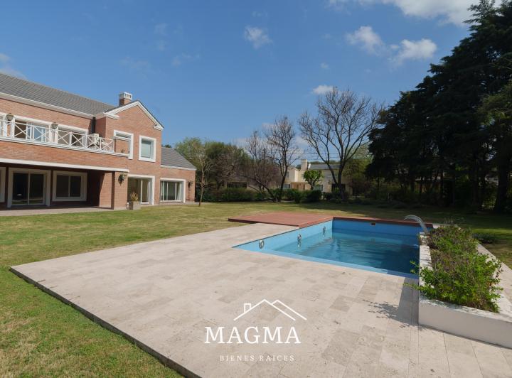 Casa · 495m² · 12 Ambientes · 2 Cocheras