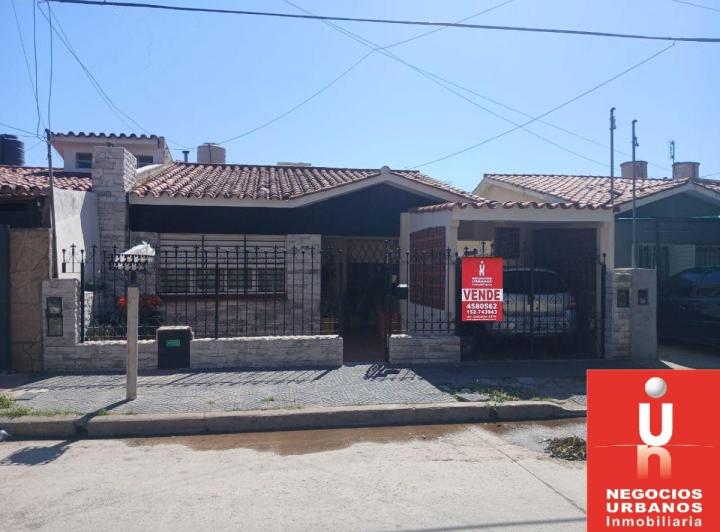 Casa · 220m² · 8 Ambientes · 1 Cochera