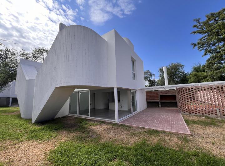 Casa · 135m² · 2 Ambientes · 2 Cocheras