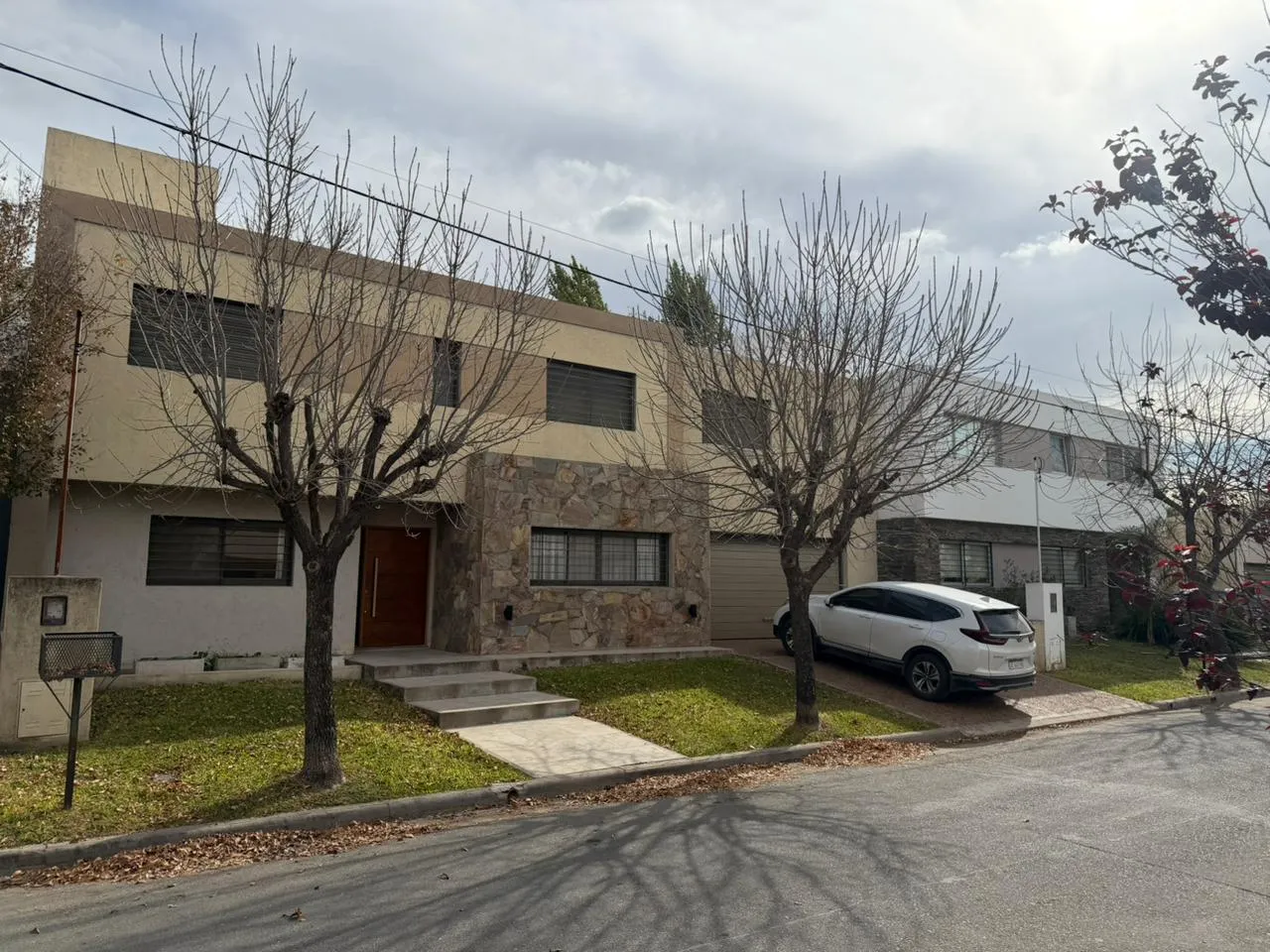 VIVIENDA PREMIUN EN VENTA EN TEJAS 2  4 DORMITORIOS, PILETA, QUINCHO Y COCHERA P...