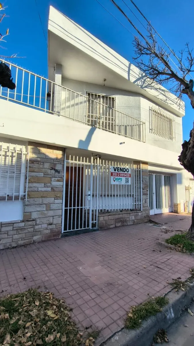 VENDO CASA 3 DORM | TERRAZA + COCHERA | B° VILLA ARGENTINA | A 2 CUADRAS DE AV S...