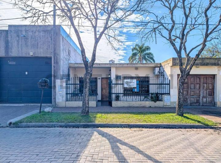 Casa · 220m² · 5 Ambientes · 2 Cocheras