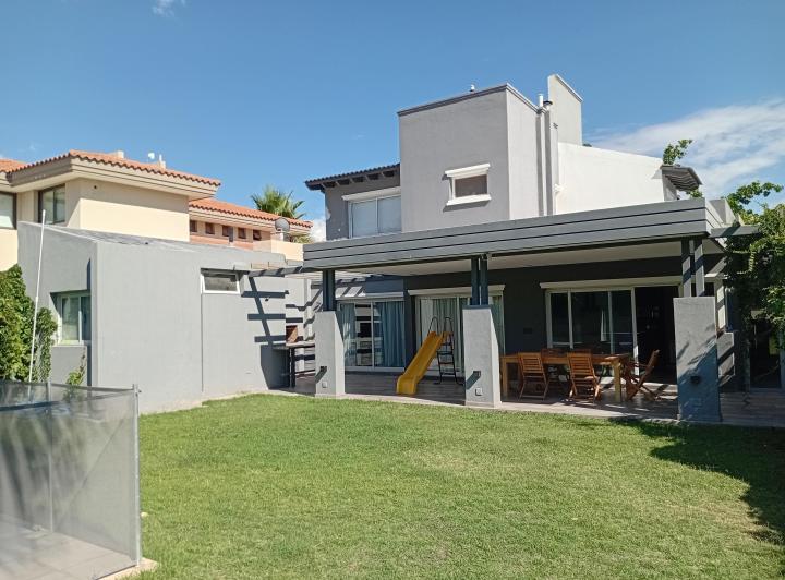 Casa · 250m² · 4 Dormitorios · 2 Cocheras