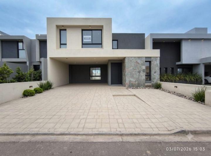 Casa · 220m² · 4 Ambientes · 2 Cocheras