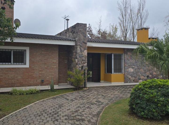 Casa · 240m² · 3 Ambientes · 1 Cochera