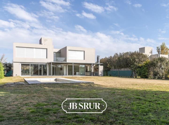 Casa · 380m² · 6 Ambientes · 3 Cocheras