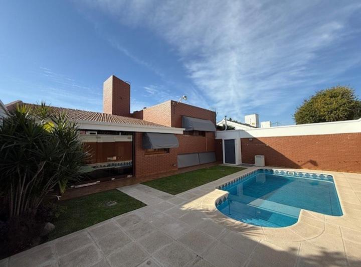 Casa · 250m² · 6 Ambientes · 4 Cocheras