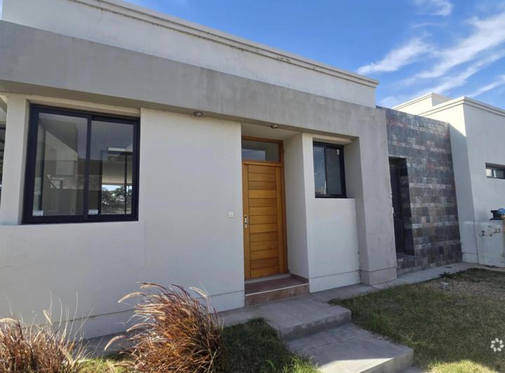 Casa · 100m² · 4 Ambientes · 2 Cocheras