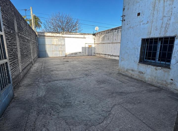 Bodega-Galpón · 250m² · 3 Ambientes · 5 Cocheras