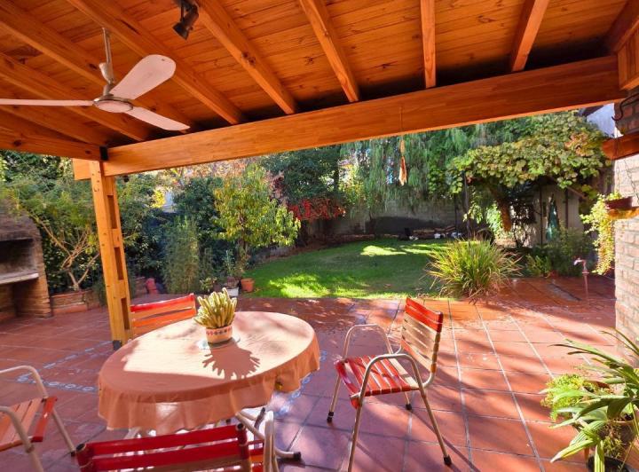 Casa · 163m² · 8 Ambientes · 2 Cocheras