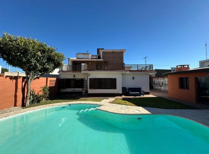 Casa · 372m² · 15 Ambientes · 4 Cocheras