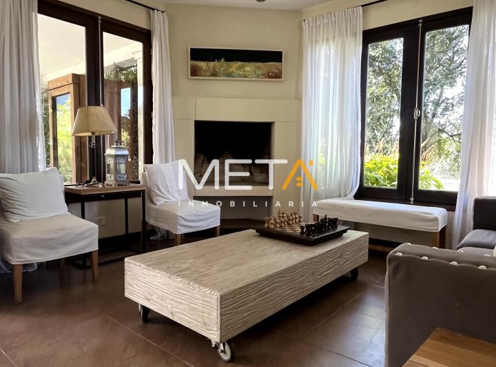 Casa · 213m² · 6 Ambientes · 2 Cocheras