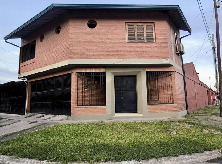 Casa · 260m² · 4 Dormitorios · 2 Cocheras