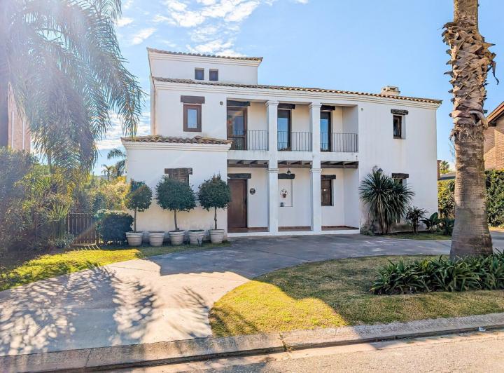 Casa · 240m² · 6 Ambientes · 3 Cocheras