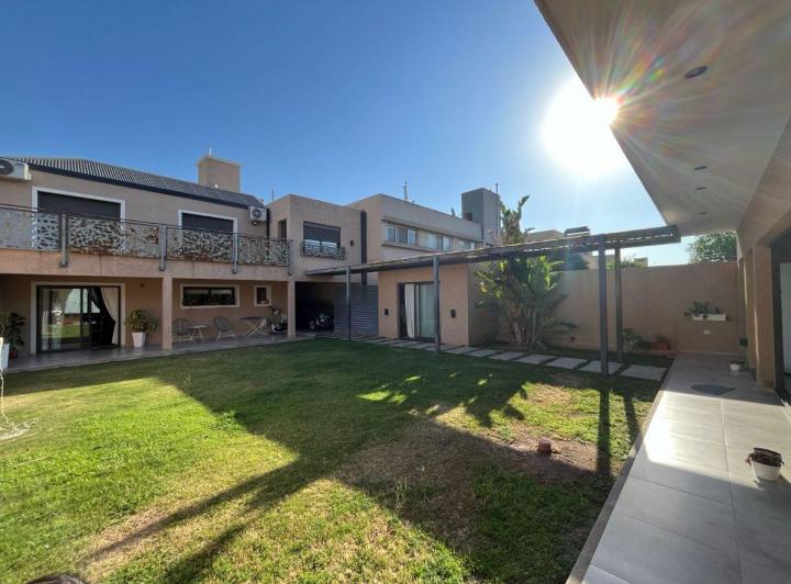 Casa · 270m² · 4 Ambientes · 2 Cocheras