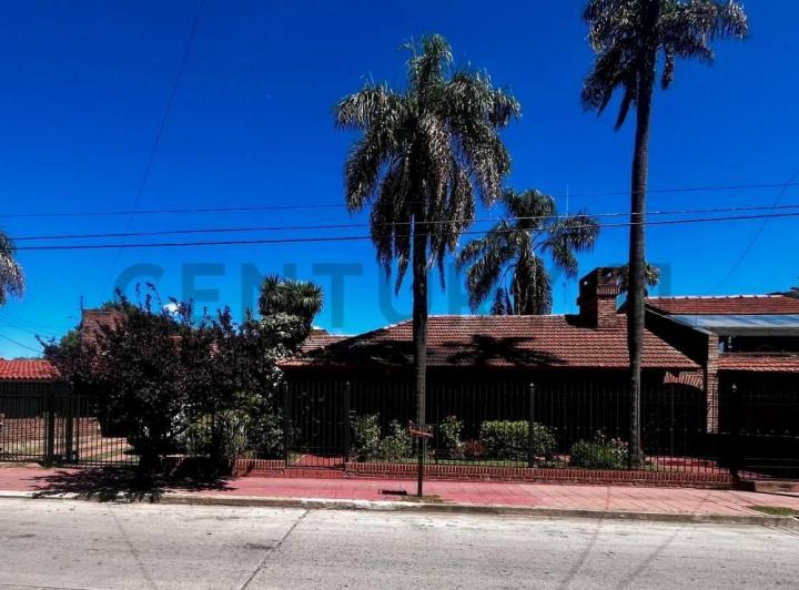 Casa · 331m² · 4 Dormitorios · 5 Cocheras
